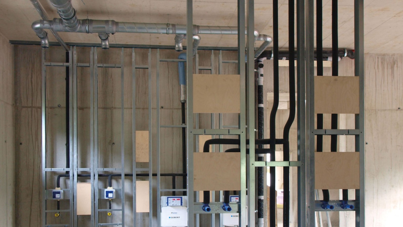 Grâce au faible nombre de colonnes de chute nécessaires, l’installation occupe peu d’espace. (© Geberit) Grâce au faible nombre de colonnes de chute nécessaires, l’installation occupe peu d’espace. (© Geberit)