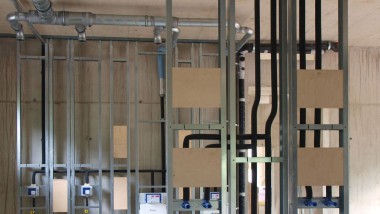 Wenige Fallleitungen sind dafür nötig – die Installation ist also relativ schlank (© Geberit) Wenige Fallleitungen sind dafür nötig – die Installation ist also relativ schlank (© Geberit)