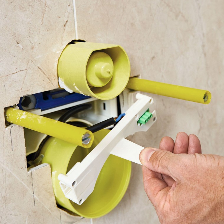 In alternativa: Montaggio del doppio pavimento nella Power & Connect Box da parte dell'elettricista qualificato dopo la pannellatura