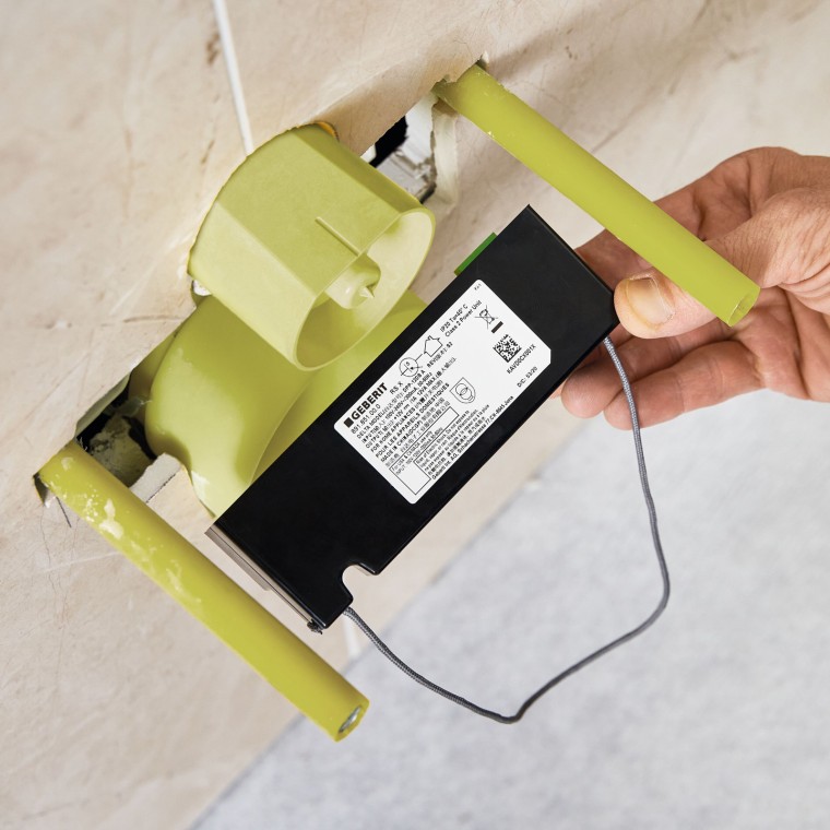 Plug-and-play: inserimento dell'alimentatore di rete da parte di uno rivenditore specializzato nel ramo idrosanitario. Non è necessario l'intervento di un elettricista qualificato