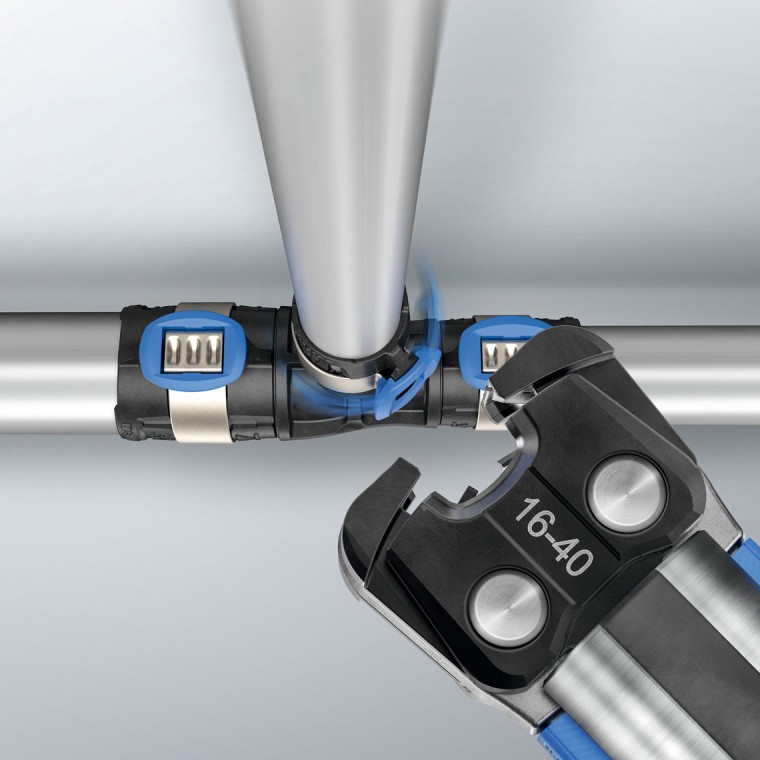 Il sistema di pressatura Geberit FlowFit è facile da usare, anche nelle posizioni più difficili, grazie alla ganascia a catena girevole Il sistema di pressatura Geberit FlowFit è facile da usare, anche nelle posizioni più difficili, grazie alla ganascia a catena girevole