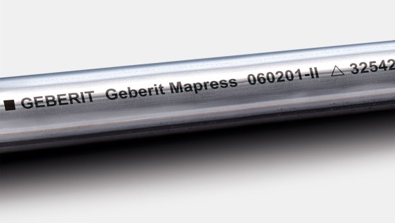 Le marquage noir identifie le tube Geberit Mapress acier inoxydable CrNiMo