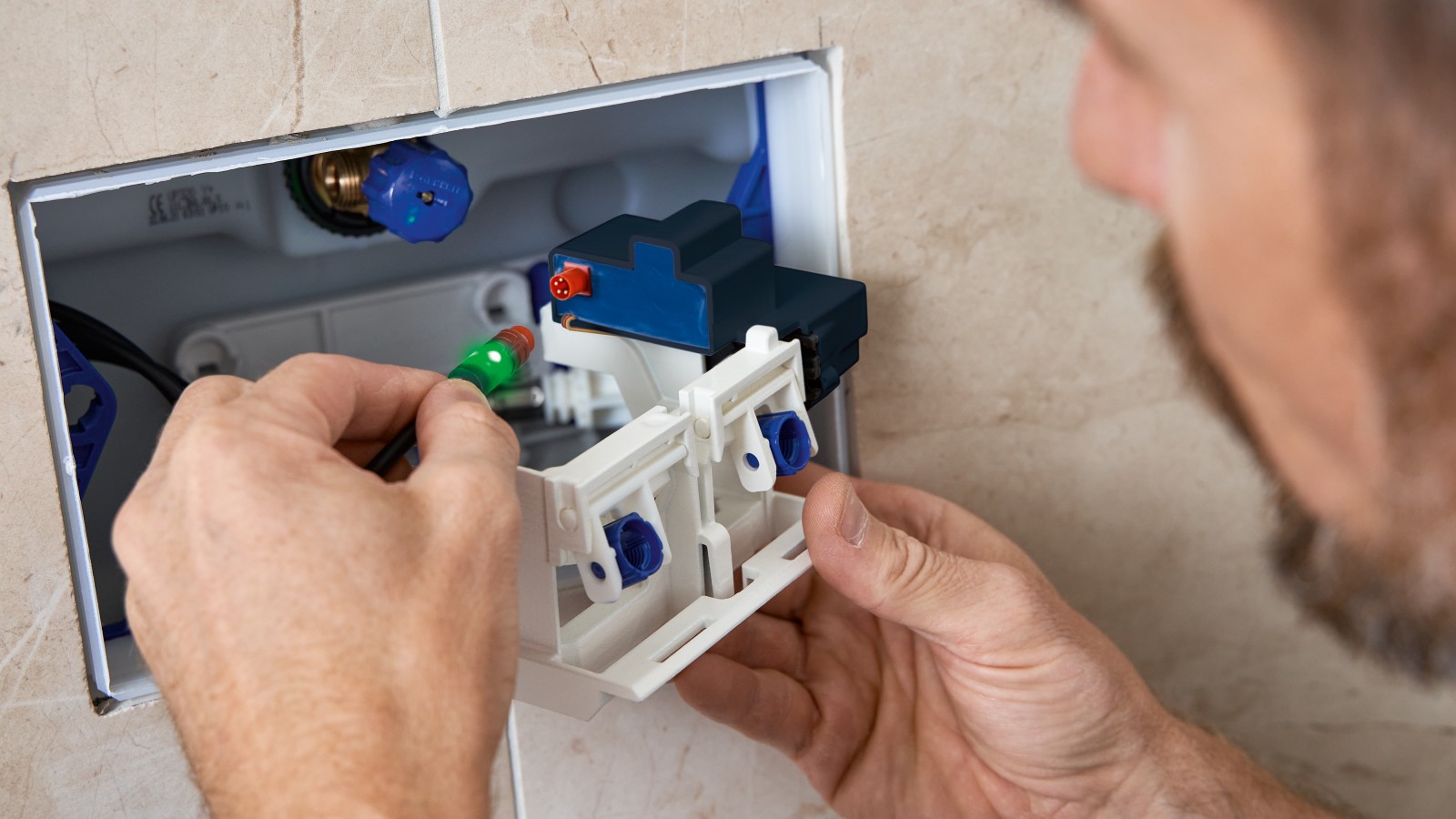 Installazione a posteriori di un risciacquo igienico Geberit HS05 (© Geberit) Installazione a posteriori di un risciacquo igienico Geberit HS05 (© Geberit)