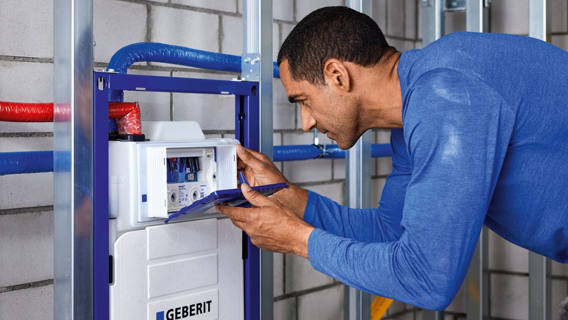 Homme installant le système d’hygiène Geberit Homme installant le système d’hygiène Geberit