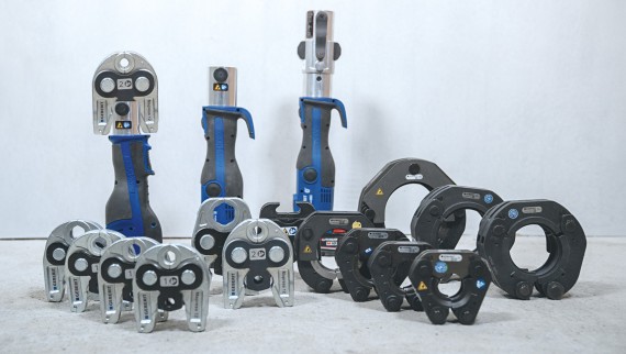 Vielfältiges Sortiment an Pressgeräten mit Pressbacken und -schlingen für eine sichere Verpressung Vielfältiges Sortiment an Pressgeräten mit Pressbacken und -schlingen für eine sichere Verpressung