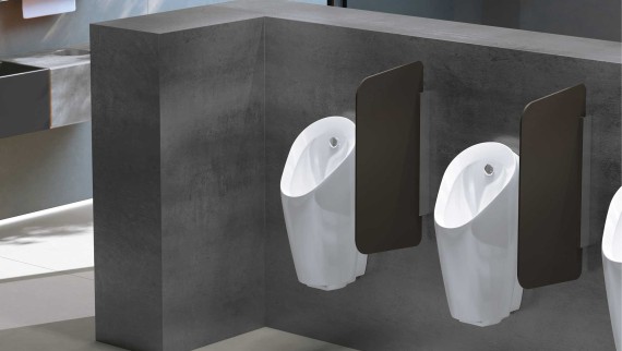 Urinoir Geberit Preda dans un espace sanitaire public Urinoir Geberit Preda dans un espace sanitaire public