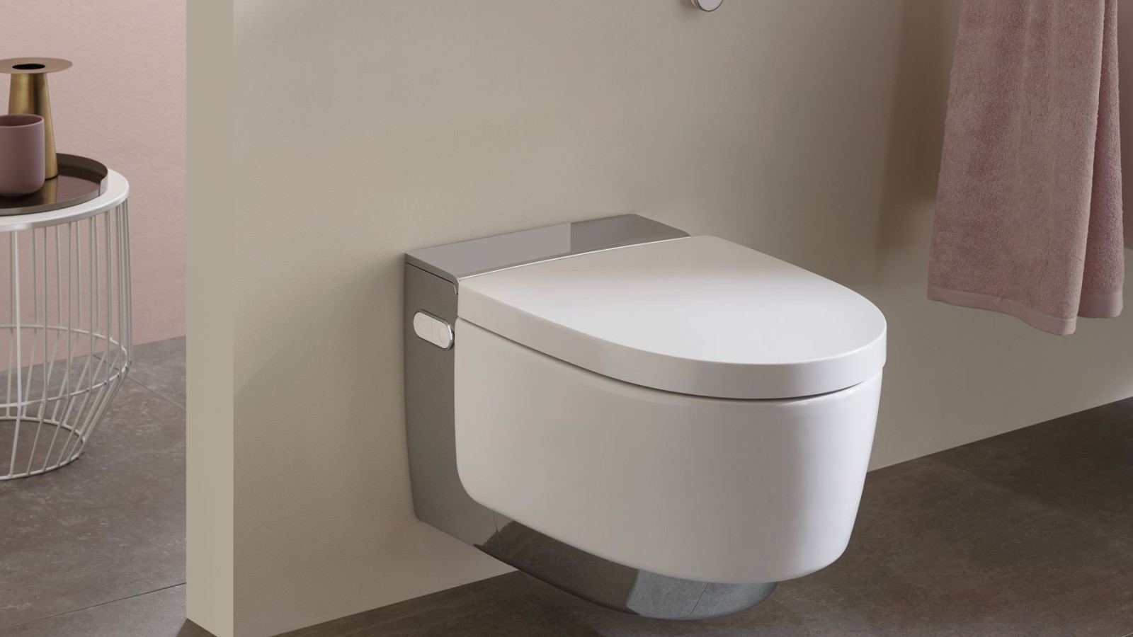 WCdouche Geberit AquaClean Mera Comfort dans une salle de bains claire WCdouche Geberit AquaClean Mera Comfort dans une salle de bains claire