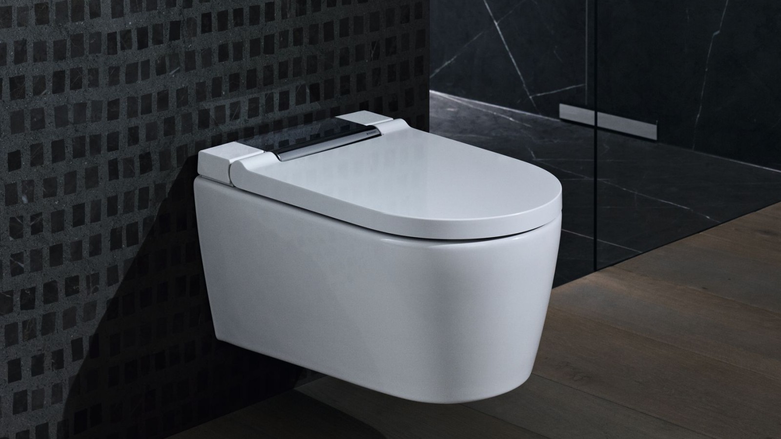 WCdoccetta Geberit AquaClean Sela cromo lucido in un bagno scuro WCdoccetta Geberit AquaClean Sela cromo lucido in un bagno scuro