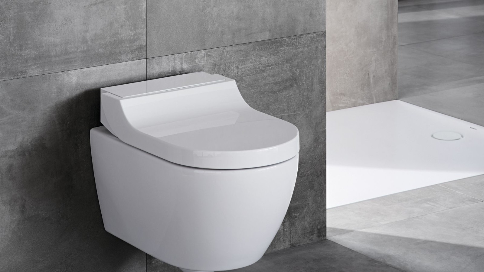 Dusch-WC Geberit AquaClean Tuma Classic in einem grauen Badezimmer