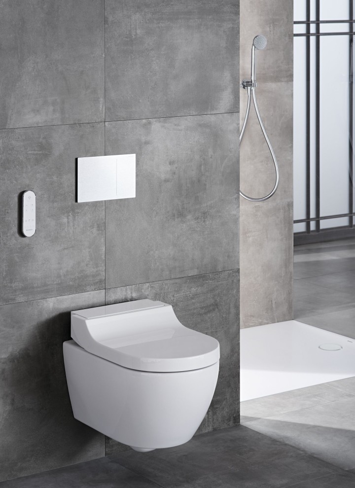 Dusch-WC Geberit AquaClean Tuma Classic in einem grauen Badezimmer