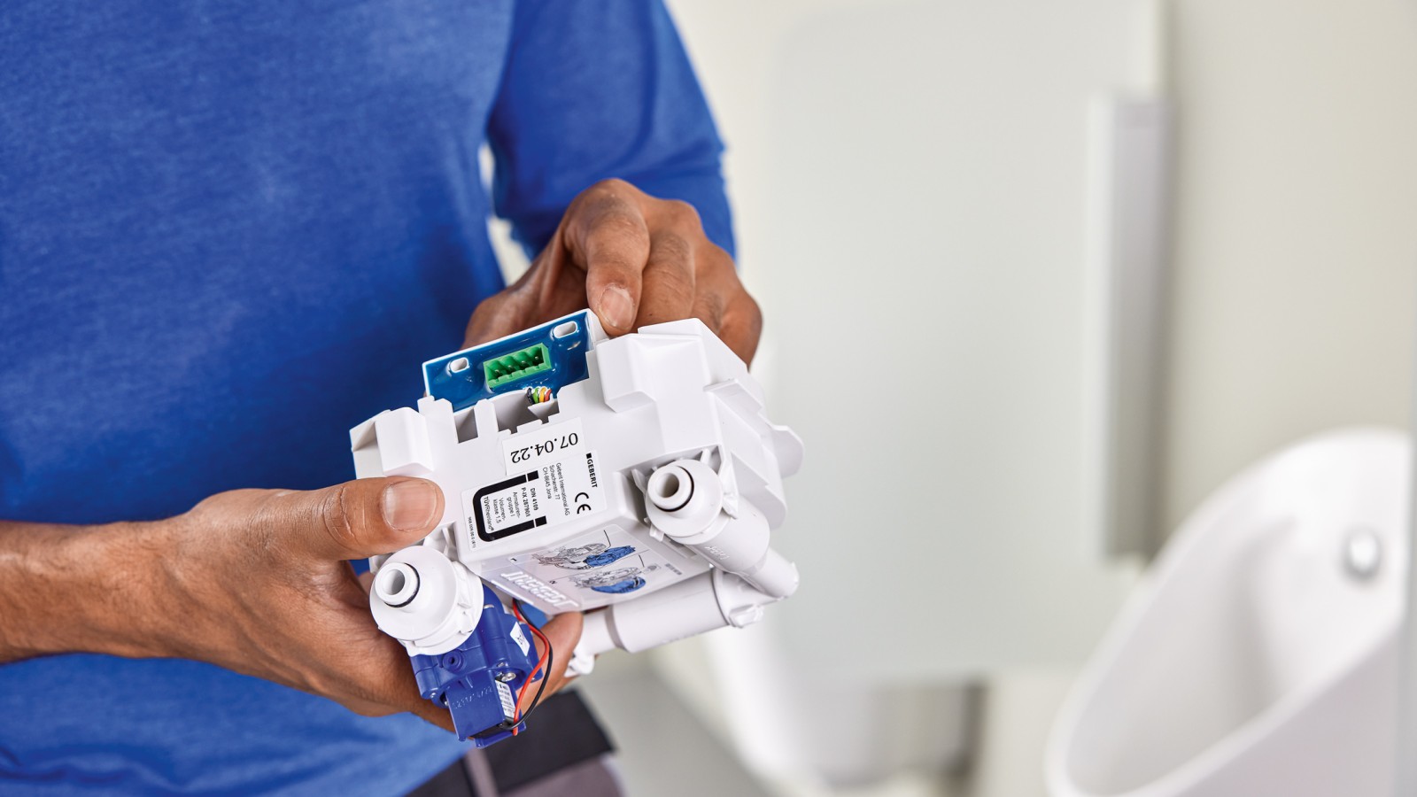 Inserimento del convertitore Geberit Bus nel comando di risciacquo per orinatoio integrato Inserimento del convertitore Geberit Bus nel comando di risciacquo per orinatoio integrato