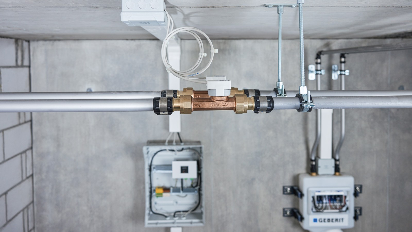 I sensori Geberit per GEBUS vengono collegati direttamente al Gateway I sensori Geberit per GEBUS vengono collegati direttamente al Gateway