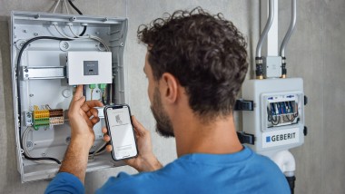 Das Geberit Gateway wird über die Geberit Control App bedient, dank der das System in wenigen Schritten in Betrieb genommen werden kann