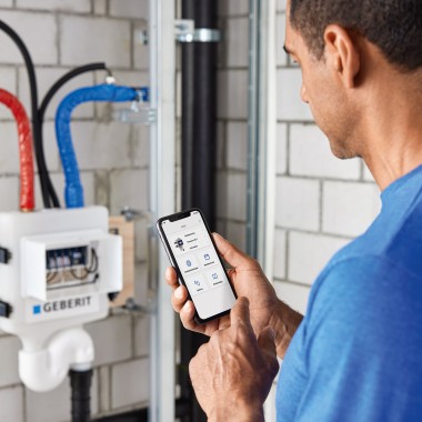 Utilisation du rinçage hygiénique HS50 avec l’application Geberit Control (© Geberit)