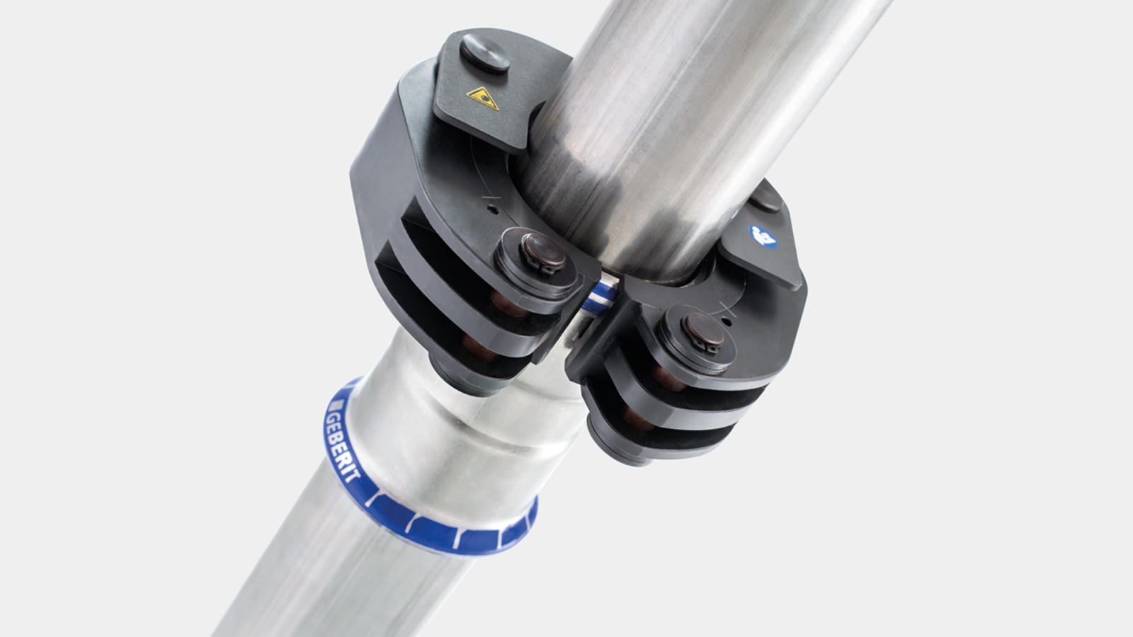 Der Schnappmechanismus fixiert die Geberit Pressschlinge am Geberit Mapress Fitting Der Schnappmechanismus fixiert die Geberit Pressschlinge am Geberit Mapress Fitting