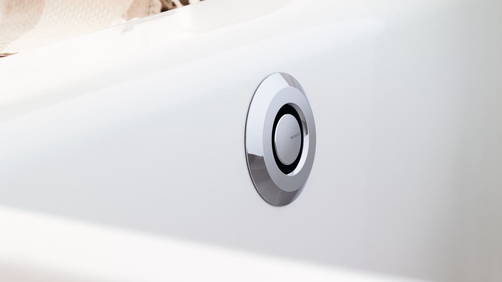 Écoulement de baignoire Geberit avec déclenchement par pression Écoulement de baignoire Geberit avec déclenchement par pression