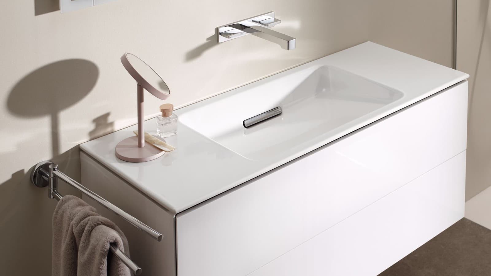 Passender Unterschrank zum schmalen Waschtisch Passender Unterschrank zum schmalen Waschtisch