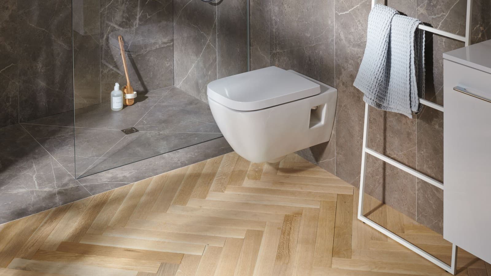 WC Selnova Square di Geberit e scarico a pavimento per doccia di Geberit WC Selnova Square di Geberit e scarico a pavimento per doccia di Geberit
