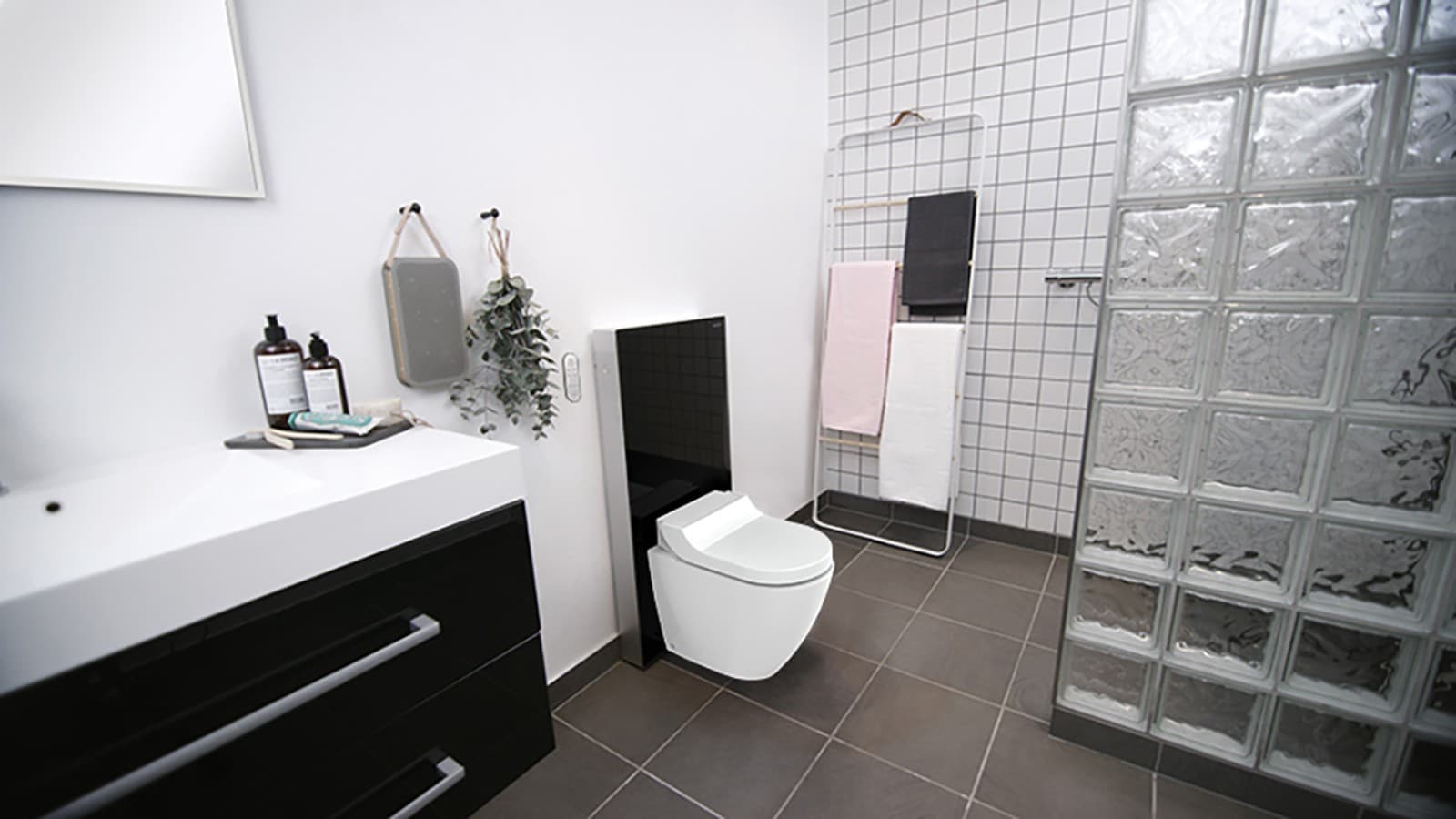 Ristrutturazione del bagno con Geberit Monolith (dopo) Ristrutturazione del bagno con Geberit Monolith (dopo)