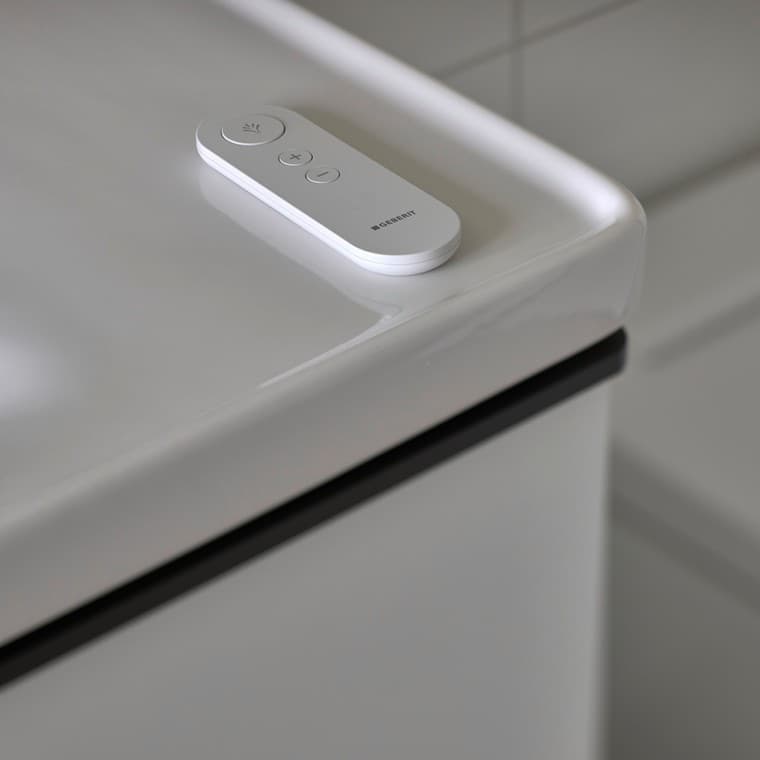 Tre pulsanti autoesplicativi – è tutto ciò che serve per controllare facilmente la funzione di lavaggio con il comando d'uso a distanza. (© Geberit) Tre pulsanti autoesplicativi – è tutto ciò che serve per controllare facilmente la funzione di lavaggio con il comando d'uso a distanza. (© Geberit)