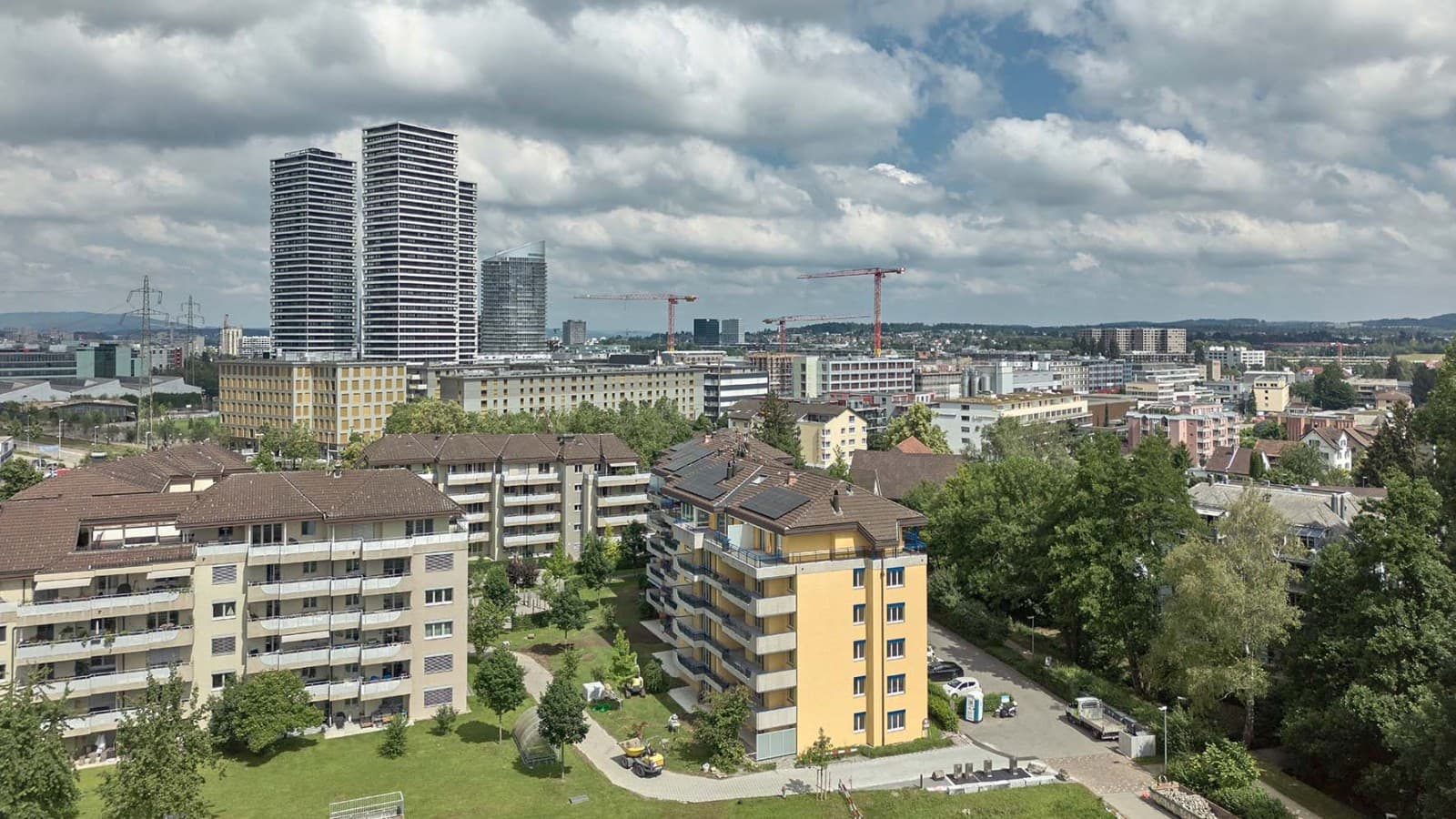 Punktlandung für die frisch sanierte Mietliegenschaft an der Zipartenstrasse 51-53 in Dübendorf: In den Badezimmern konnte mit dem neuen AquaClean Alba modernste Sanitärtechnik einziehen. (© Geberit) Punktlandung für die frisch sanierte Mietliegenschaft an der Zipartenstrasse 51-53 in Dübendorf: In den Badezimmern konnte mit dem neuen AquaClean Alba modernste Sanitärtechnik einziehen. (© Geberit)