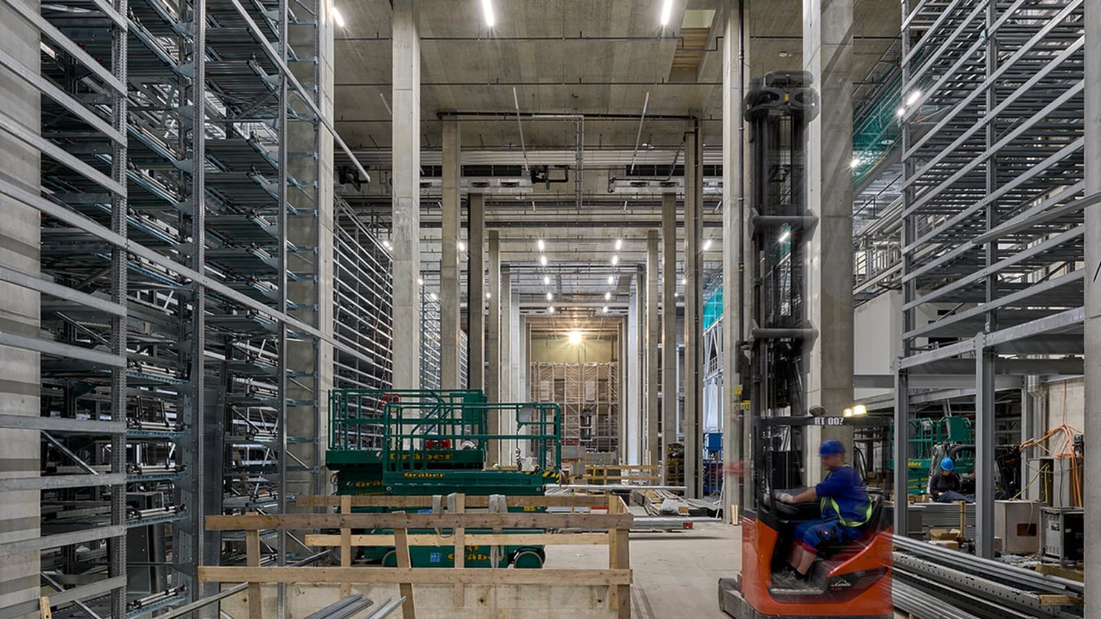 Les produits sont brièvement stockés dans l’entrepôt à hauts rayonnages avant d’être distribués dans toute la Suisse. (© Ben Huggler) Les produits sont brièvement stockés dans l’entrepôt à hauts rayonnages avant d’être distribués dans toute la Suisse. (© Ben Huggler)