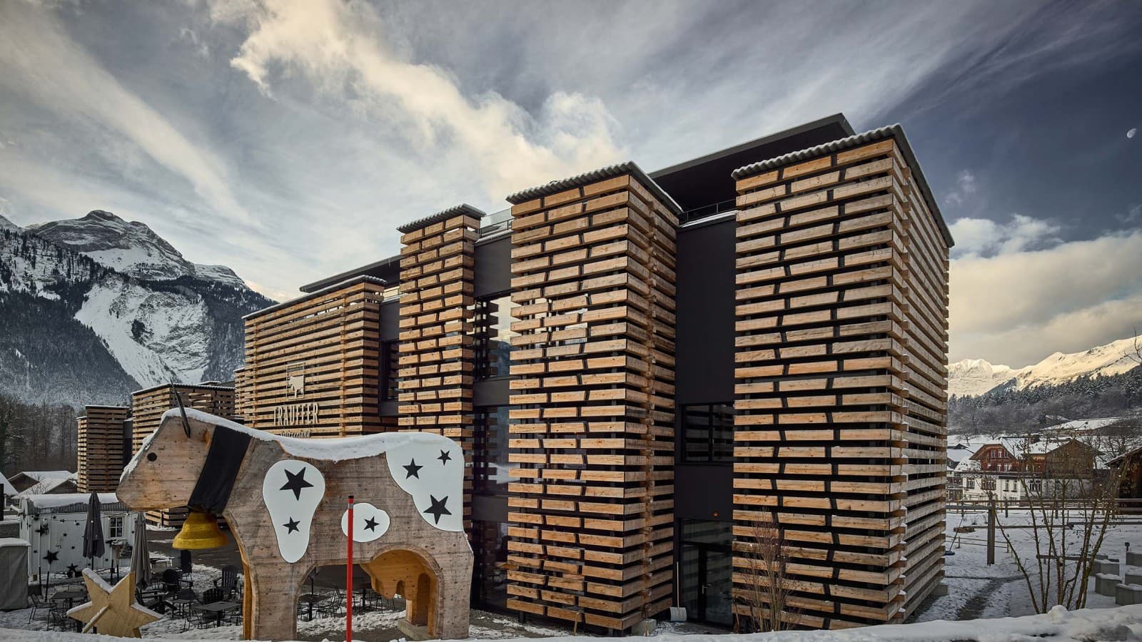 Elle accueille les petits et grands clients: la vache en bois culte devant le Bretterhotel à Hofstetten près de Brienz. (© Geberit) Elle accueille les petits et grands clients: la vache en bois culte devant le Bretterhotel à Hofstetten près de Brienz. (© Geberit)
