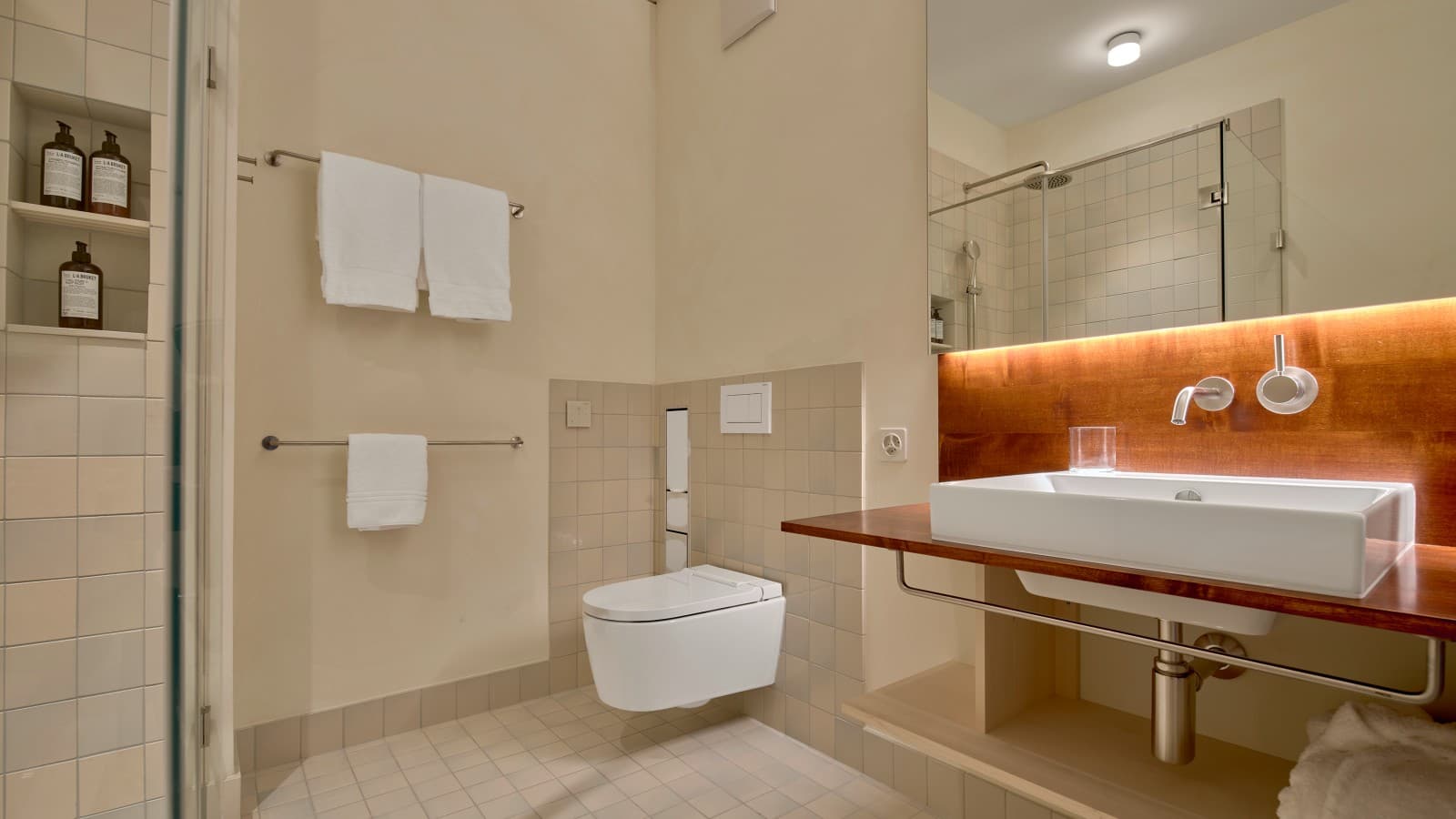 Toutes les salles de bains des chambres sont équipées d’un WCdouche Geberit AquaClean Sela qui, avec son design épuré et élégant, offre une sensation de fraîcheur toute particulière. (© Geberit) Toutes les salles de bains des chambres sont équipées d’un WCdouche Geberit AquaClean Sela qui, avec son design épuré et élégant, offre une sensation de fraîcheur toute particulière. (© Geberit)