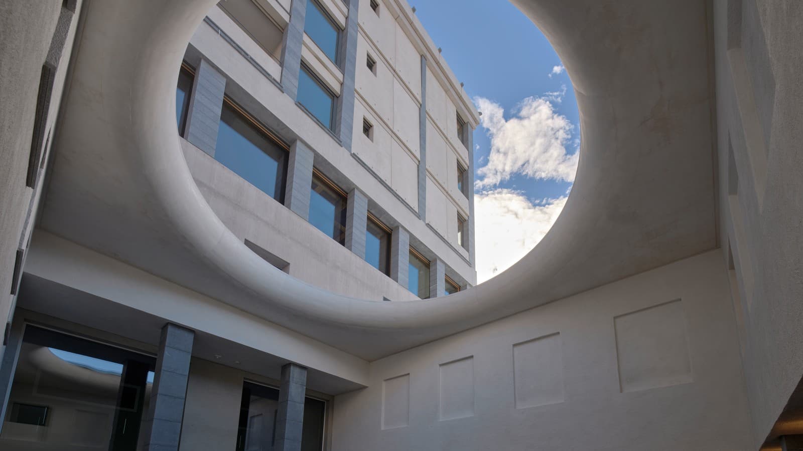 La cour intérieure ouverte sur le ciel est la pièce maîtresse du Maistra: Ici, l’architecte et le maître d’ouvrage ont donné des ailes au rêve. (© Geberit) La cour intérieure ouverte sur le ciel est la pièce maîtresse du Maistra: Ici, l’architecte et le maître d’ouvrage ont donné des ailes au rêve. (© Geberit)