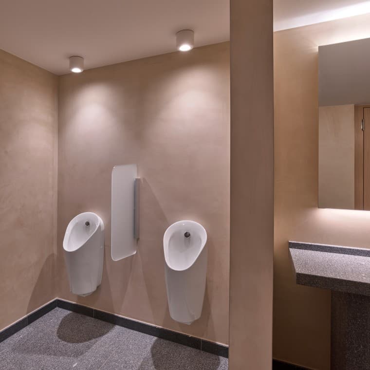 Dans les toilettes pour hommes, les urinoirs Geberit Preda font bonne figure. (© Geberit) Dans les toilettes pour hommes, les urinoirs Geberit Preda font bonne figure. (© Geberit)