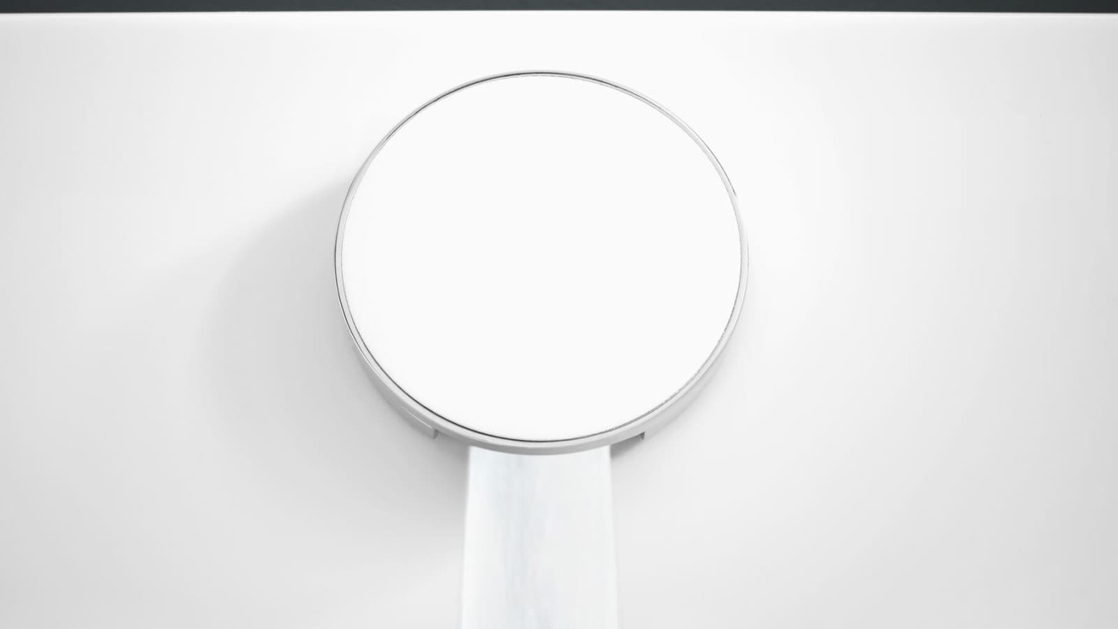 Écoulement de baignoire Geberit blanc avec anneau chromé et eau courante Écoulement de baignoire Geberit blanc avec anneau chromé et eau courante