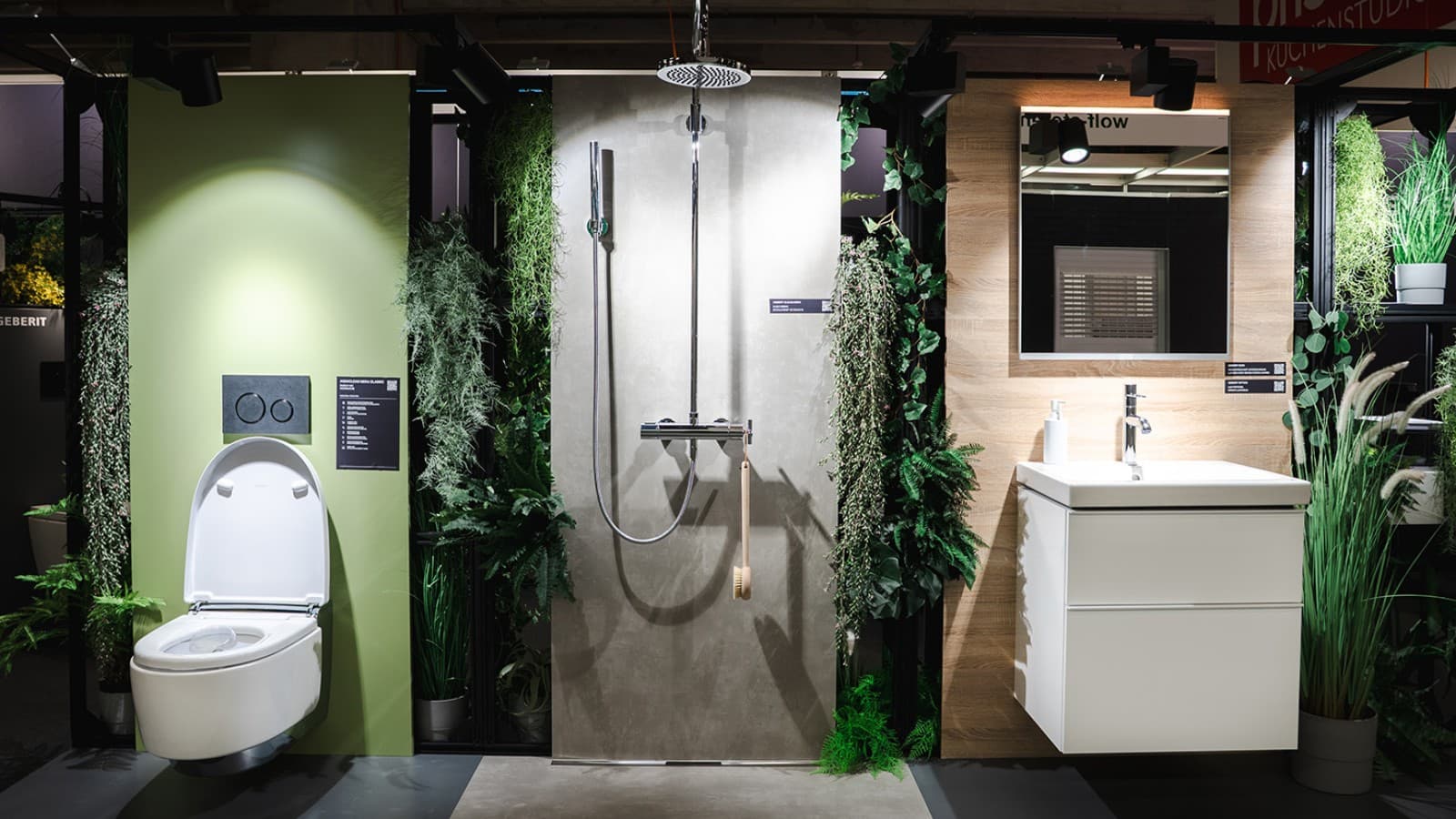 Ausgestellte Badezimmerlösung mit Dusch-WC Geberit AquaClean Mera, Dusche, Geberit iCon Waschtisch und Geberit Option Lichtspiegel, eckig Ausgestellte Badezimmerlösung mit Dusch-WC Geberit AquaClean Mera, Dusche, Geberit iCon Waschtisch und Geberit Option Lichtspiegel, eckig