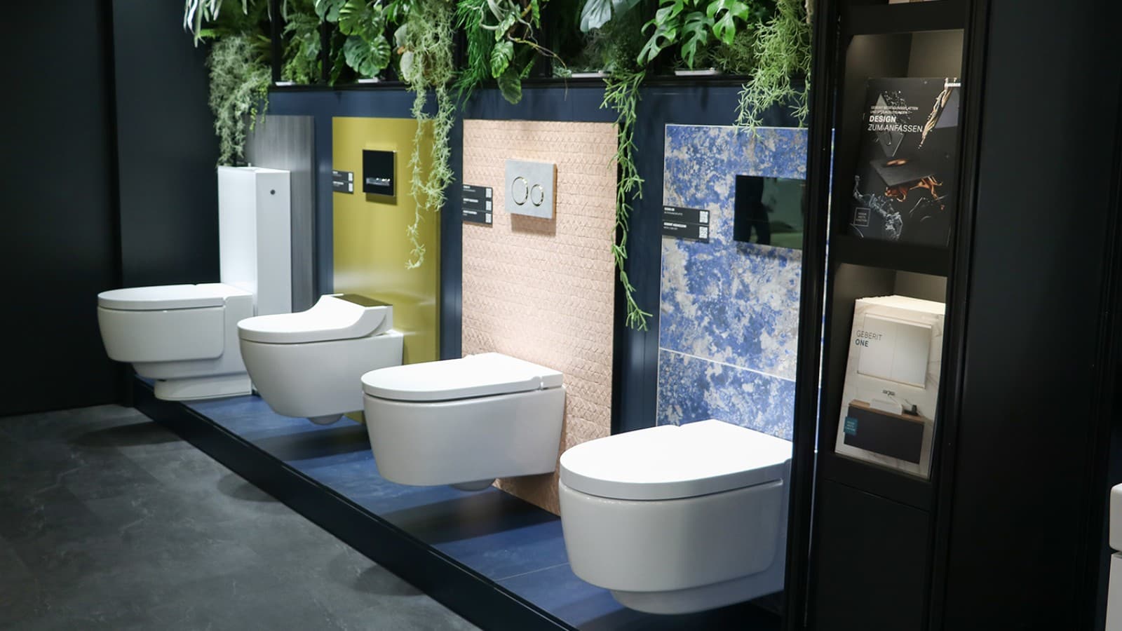 Verschiedene Geberit AquaClean Dusch-WCs mit Betätigungsplatte Verschiedene Geberit AquaClean Dusch-WCs mit Betätigungsplatte