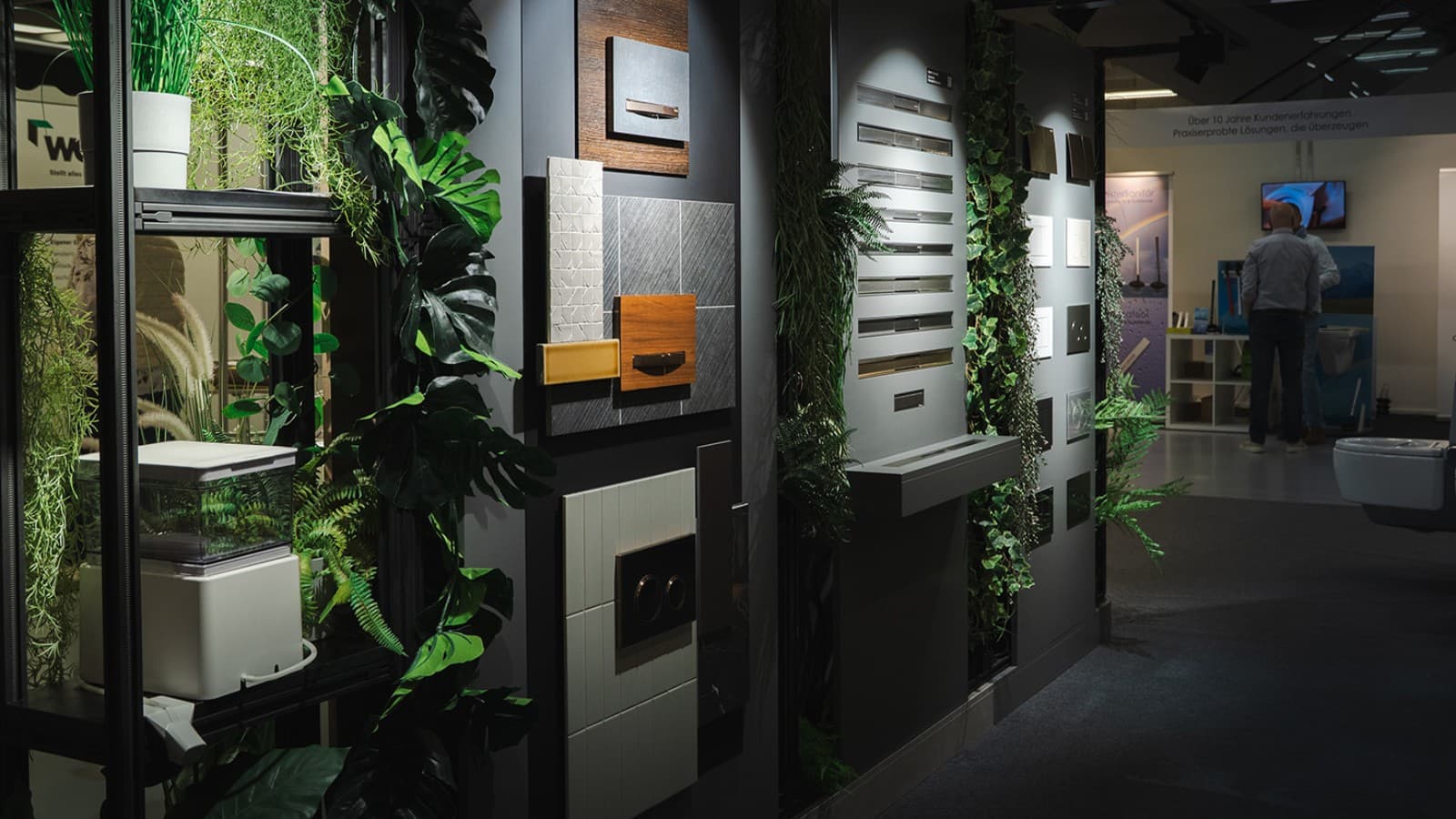 Produktwand mit Betätigungsplatten und CleanLine Duschrinnen am Geberit Messestand Produktwand mit Betätigungsplatten und CleanLine Duschrinnen am Geberit Messestand