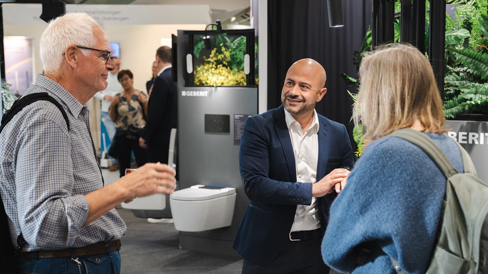 Gespräch am Messestand von Geberit Gespräch am Messestand von Geberit