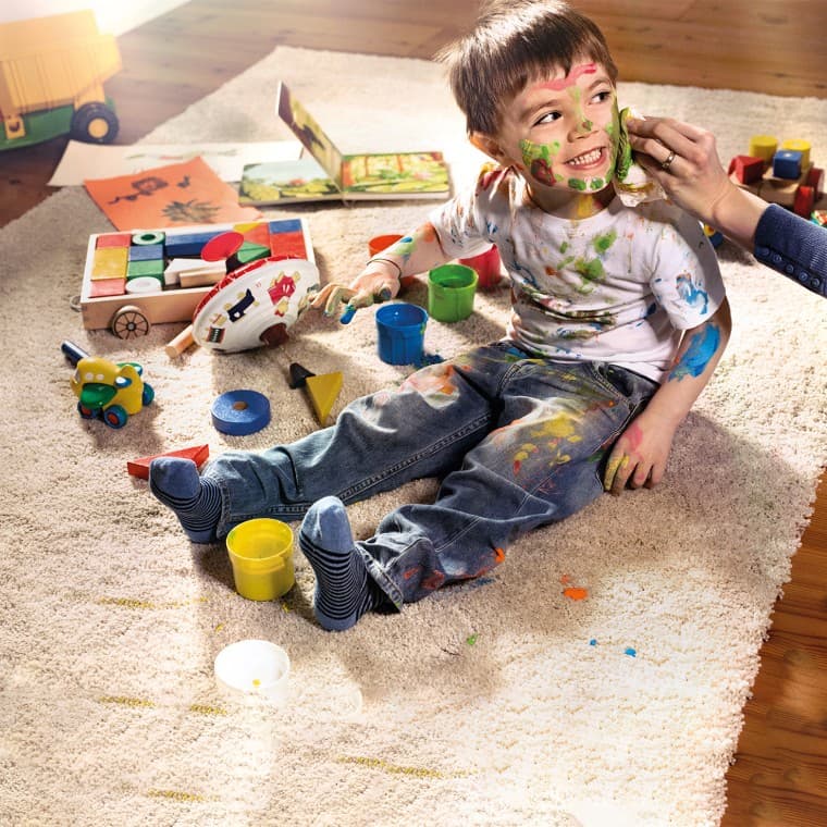 Bambino sporco di colori Bambino sporco di colori