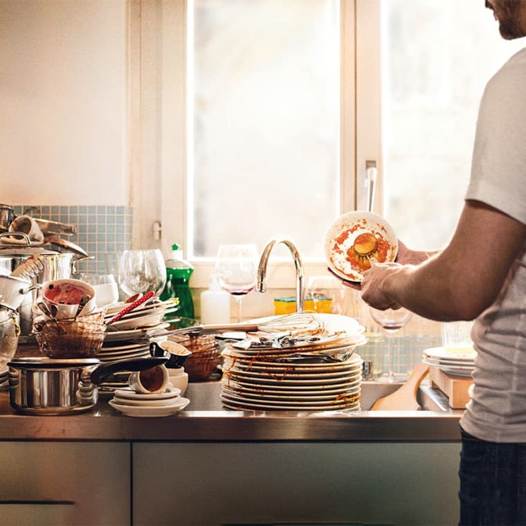 Stoviglie sporche che si accumulano in cucina Stoviglie sporche che si accumulano in cucina