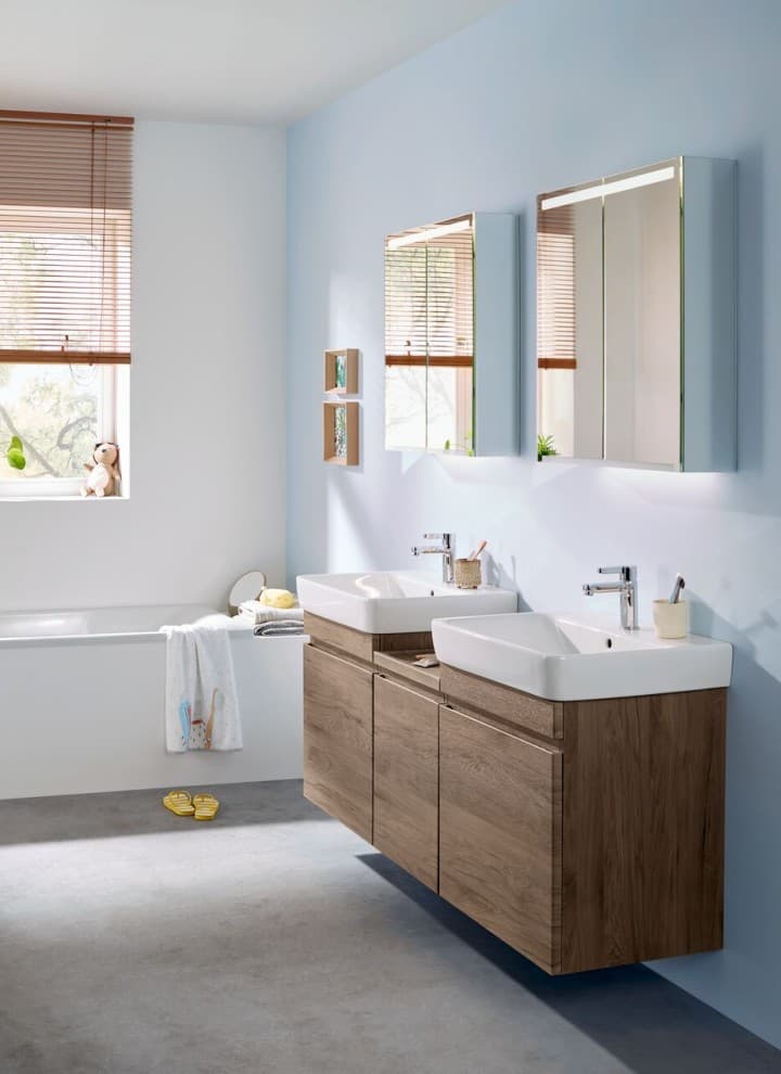Salle de bains Renova Plan avec deux lavabos avec meubles bas et armoire latérale basse de couleur noyer hickory Salle de bains Renova Plan avec deux lavabos avec meubles bas et armoire latérale basse de couleur noyer hickory