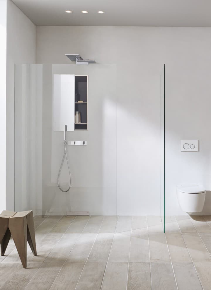 Bagno Geberit ONE con nicchia portaoggetti a risparmio di spazio Bagno Geberit ONE con nicchia portaoggetti a risparmio di spazio