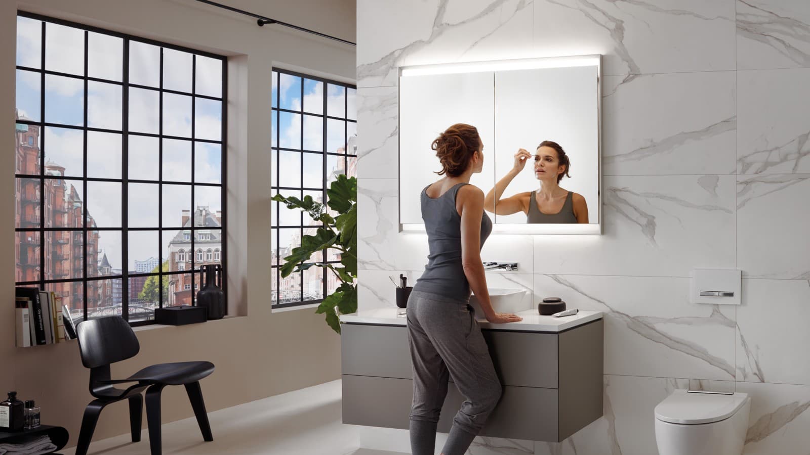 Donna in un bagno con Geberit ComfortLight Donna in un bagno con Geberit ComfortLight