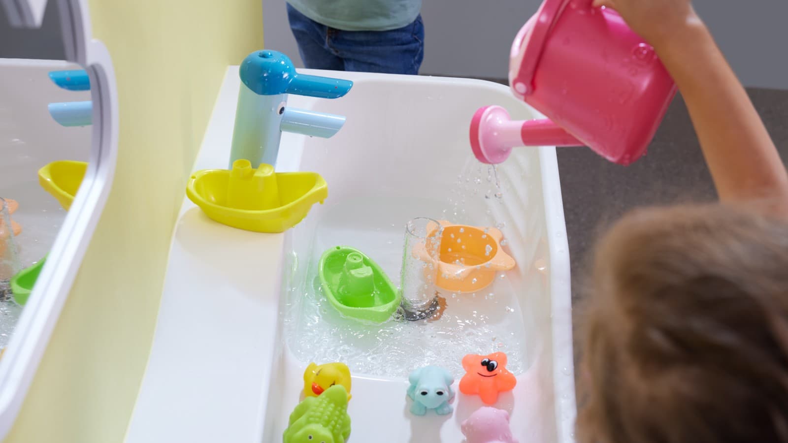 Espace de jeu et de lavage Geberit Bambini avec lavabo à retenue d'eau Espace de jeu et de lavage Geberit Bambini avec lavabo à retenue d'eau