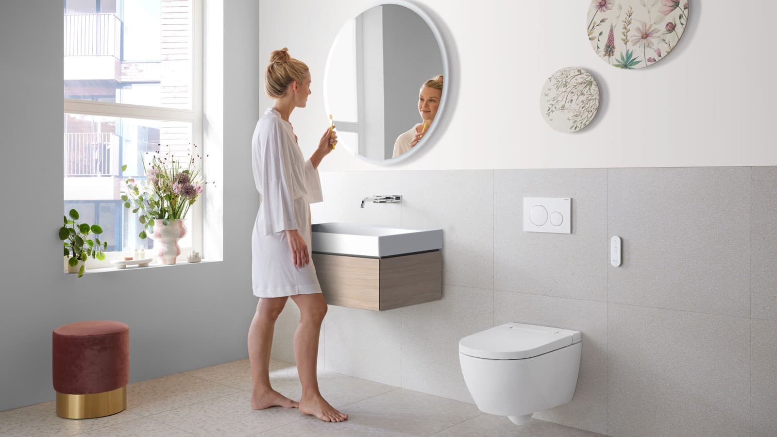 Donna in bagno con Geberit AquaClean Alba, una ceramica WC economica con funzione doccetta Donna in bagno con Geberit AquaClean Alba, una ceramica WC economica con funzione doccetta