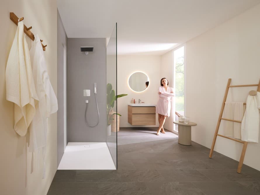 Donna in bagno con doccia Donna in bagno con doccia