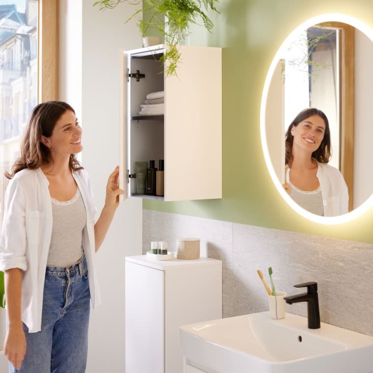 L'interaction modulaire entre les meubles sous lavabo et les armoires hautes permet de créer un espace de rangement flexible, même dans les petites salles de bains. Un espace personnalisé et élégant. L'interaction modulaire entre les meubles sous lavabo et les armoires hautes permet de créer un espace de rangement flexible, même dans les petites salles de bains. Un espace personnalisé et élégant.