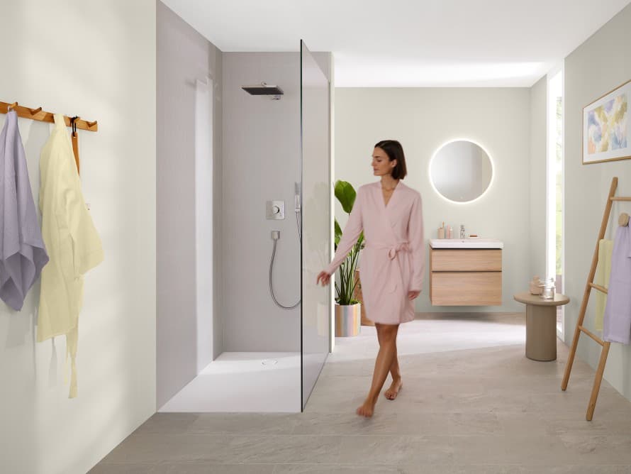 Femme dans une salle de bains claire Femme dans une salle de bains claire