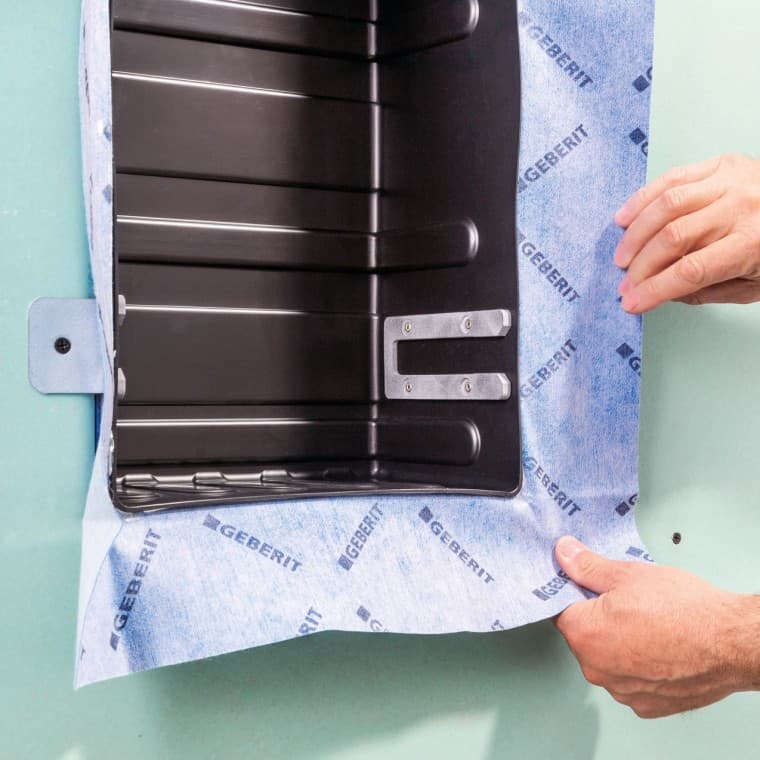 Il set di installazione con un foglio impermeabile premontato rende la nicchia portaoggetti un componente integrale del sistema di installazione Il set di installazione con un foglio impermeabile premontato rende la nicchia portaoggetti un componente integrale del sistema di installazione