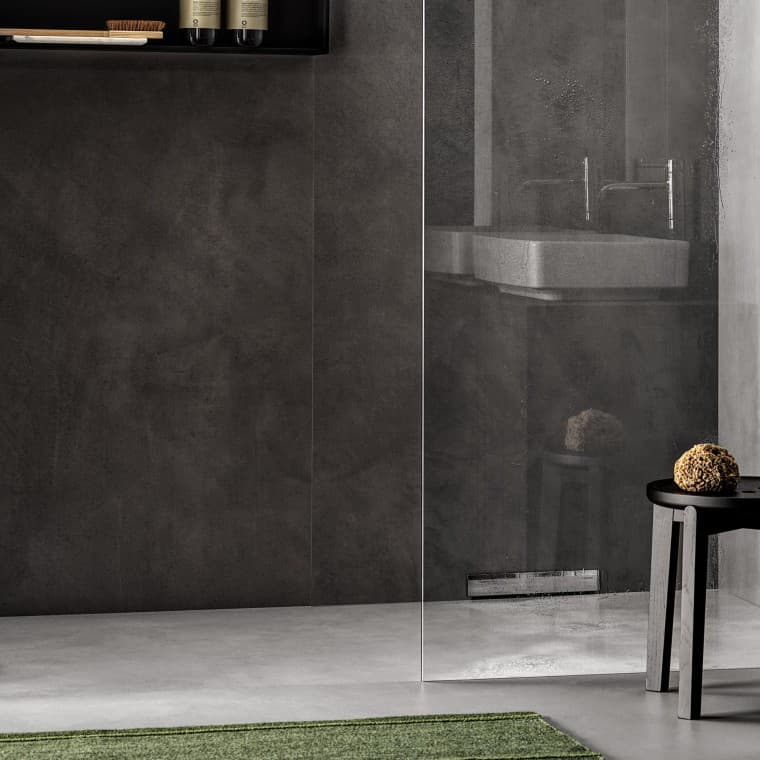 Eine bodenebene Dusche mit Wandablauf Eine bodenebene Dusche mit Wandablauf