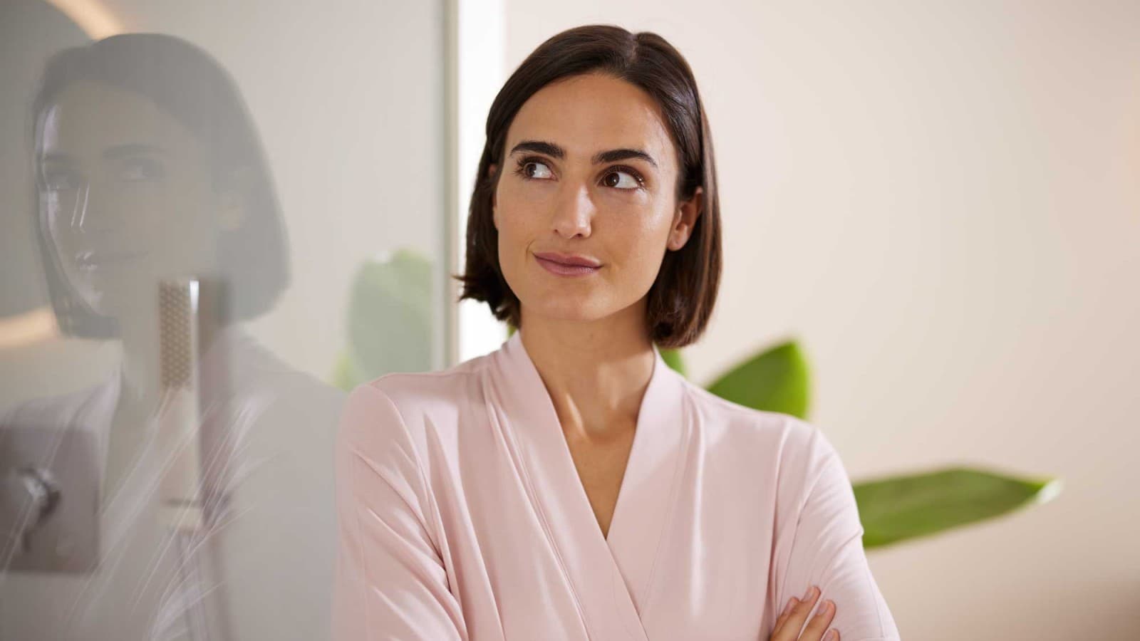 Femme pensive dans une salle de bains Femme pensive dans une salle de bains