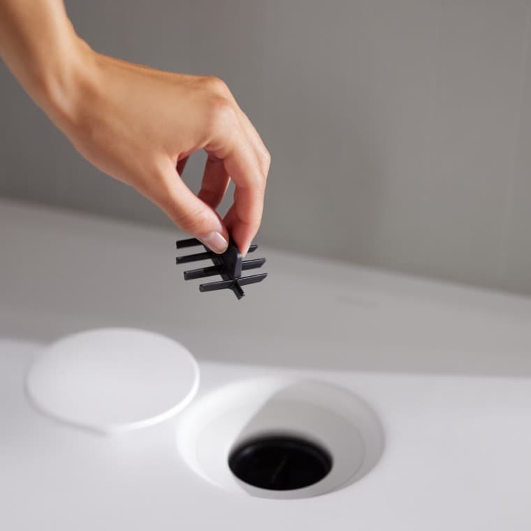 Nel sistema di scarico della superficie doccia Geberit CleanFloor30 è integrato un inserto a pettine. Nel sistema di scarico della superficie doccia Geberit CleanFloor30 è integrato un inserto a pettine.