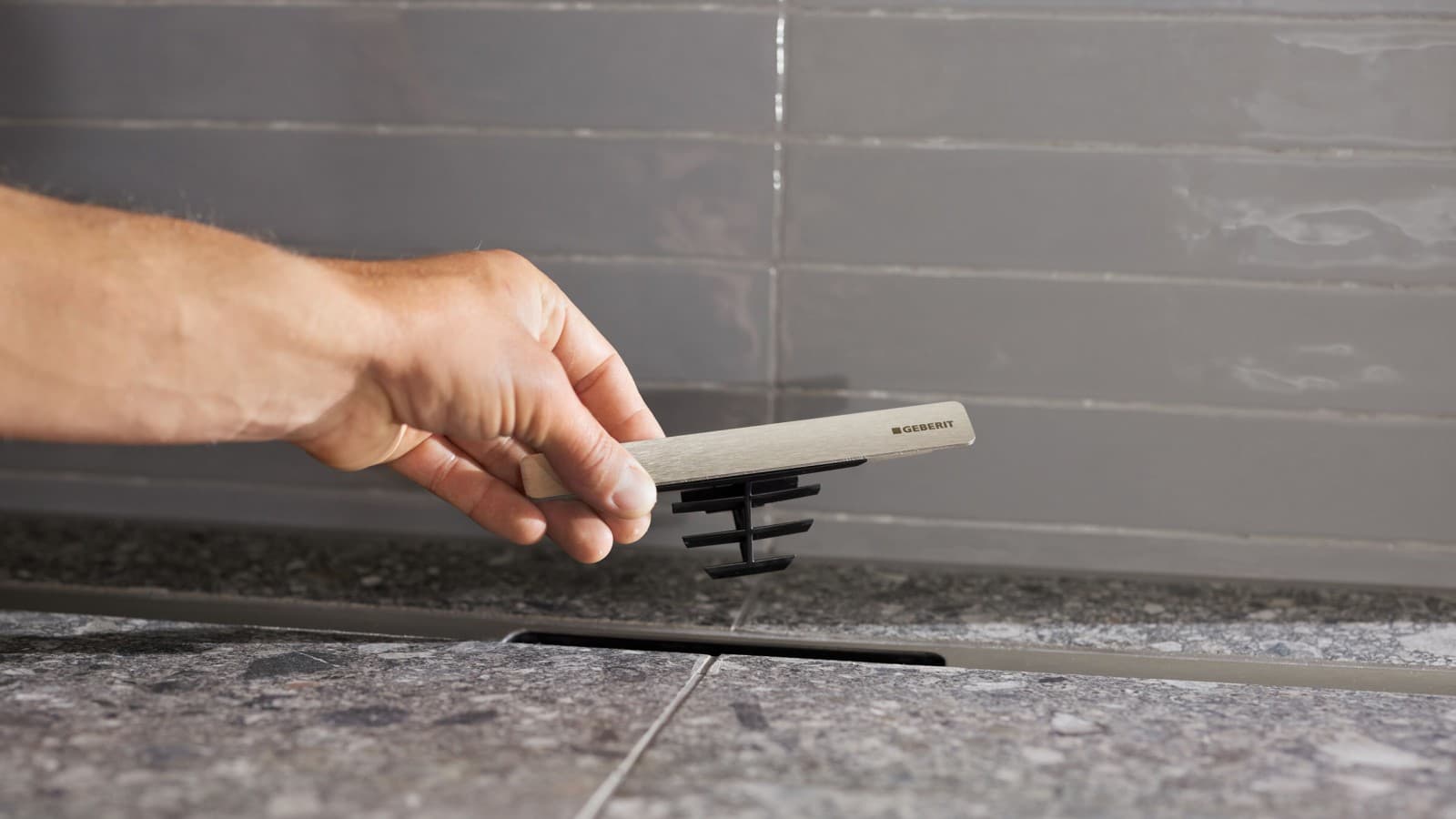 Canale per scarico doccia Geberit della serie CleanLine con inserto a pettine integrato Canale per scarico doccia Geberit della serie CleanLine con inserto a pettine integrato